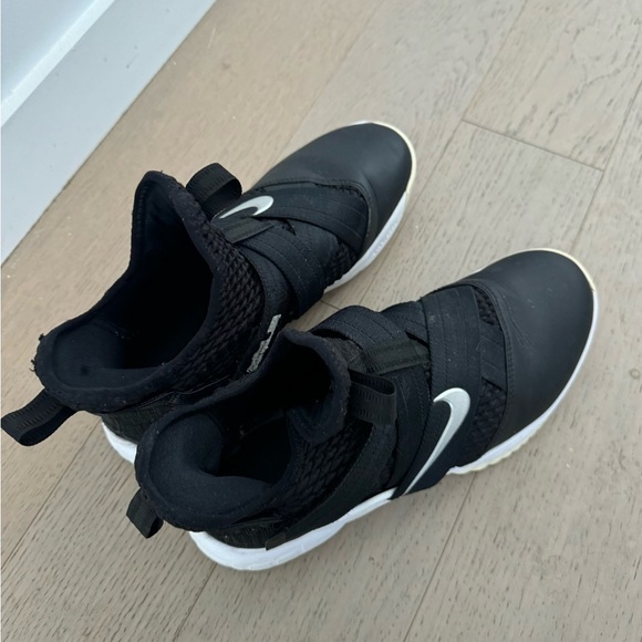 Nike Lebron Soldier Black Sneakers - Picture 5 of 6